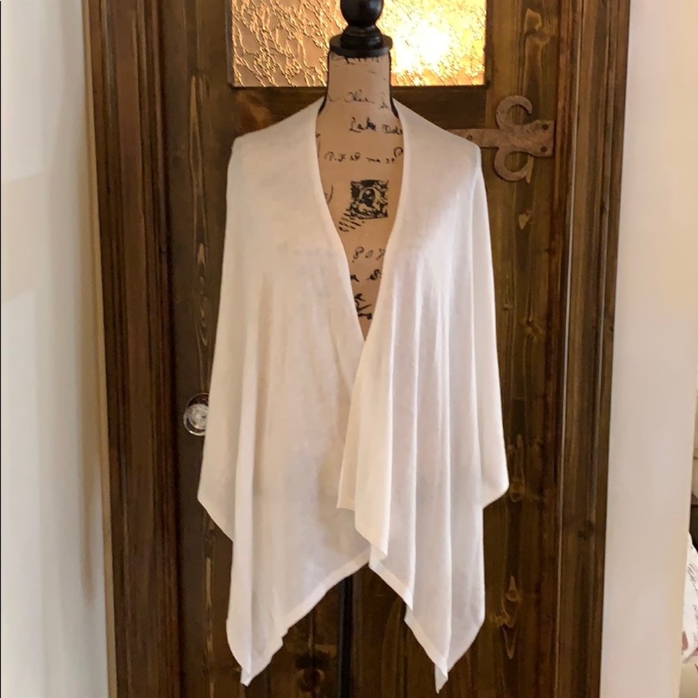 White, light-weight wrap